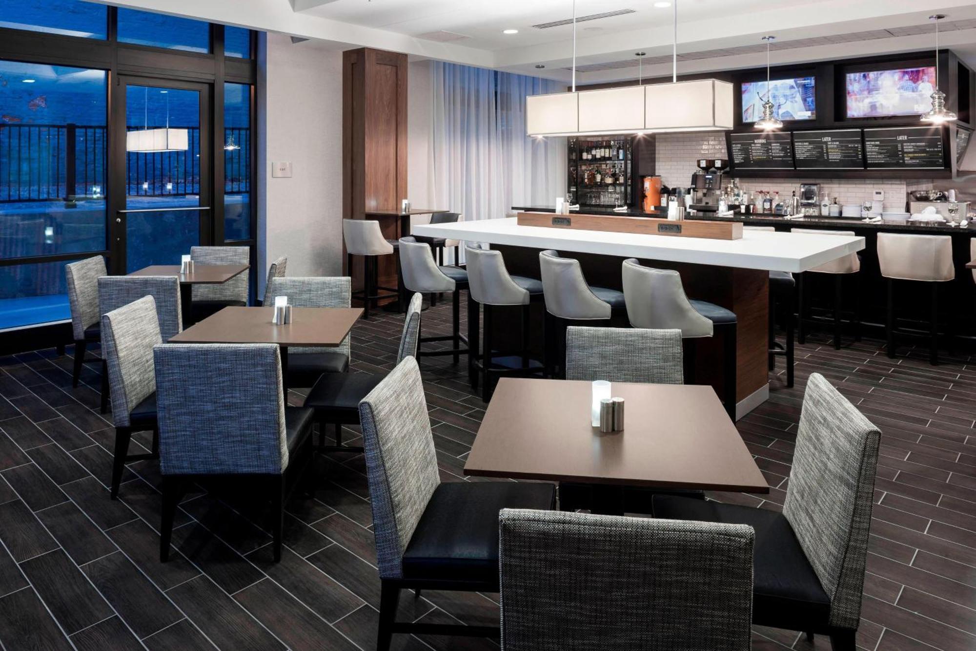 Hotel Courtyard By Marriott Richmond Downtown Esterno foto